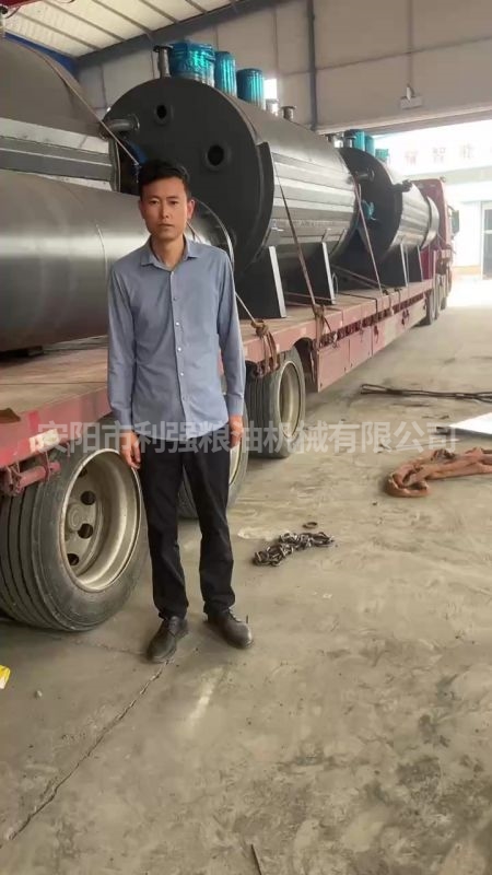 100噸熬煉動物油發貨現場